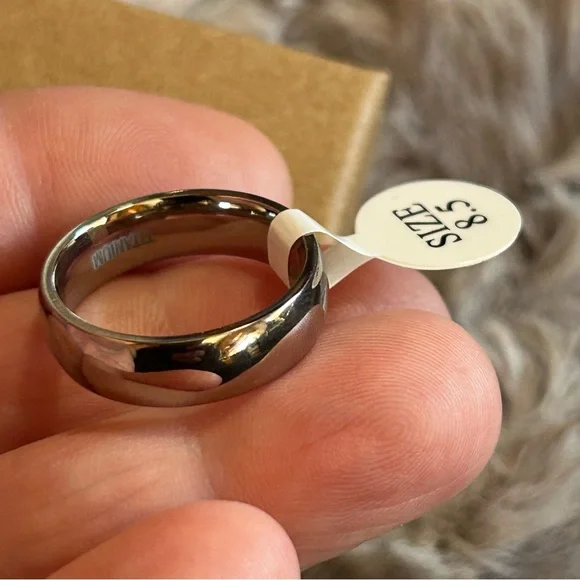 Men’s 6mm polished Titanium comfort band wedding ring NIB 8.5